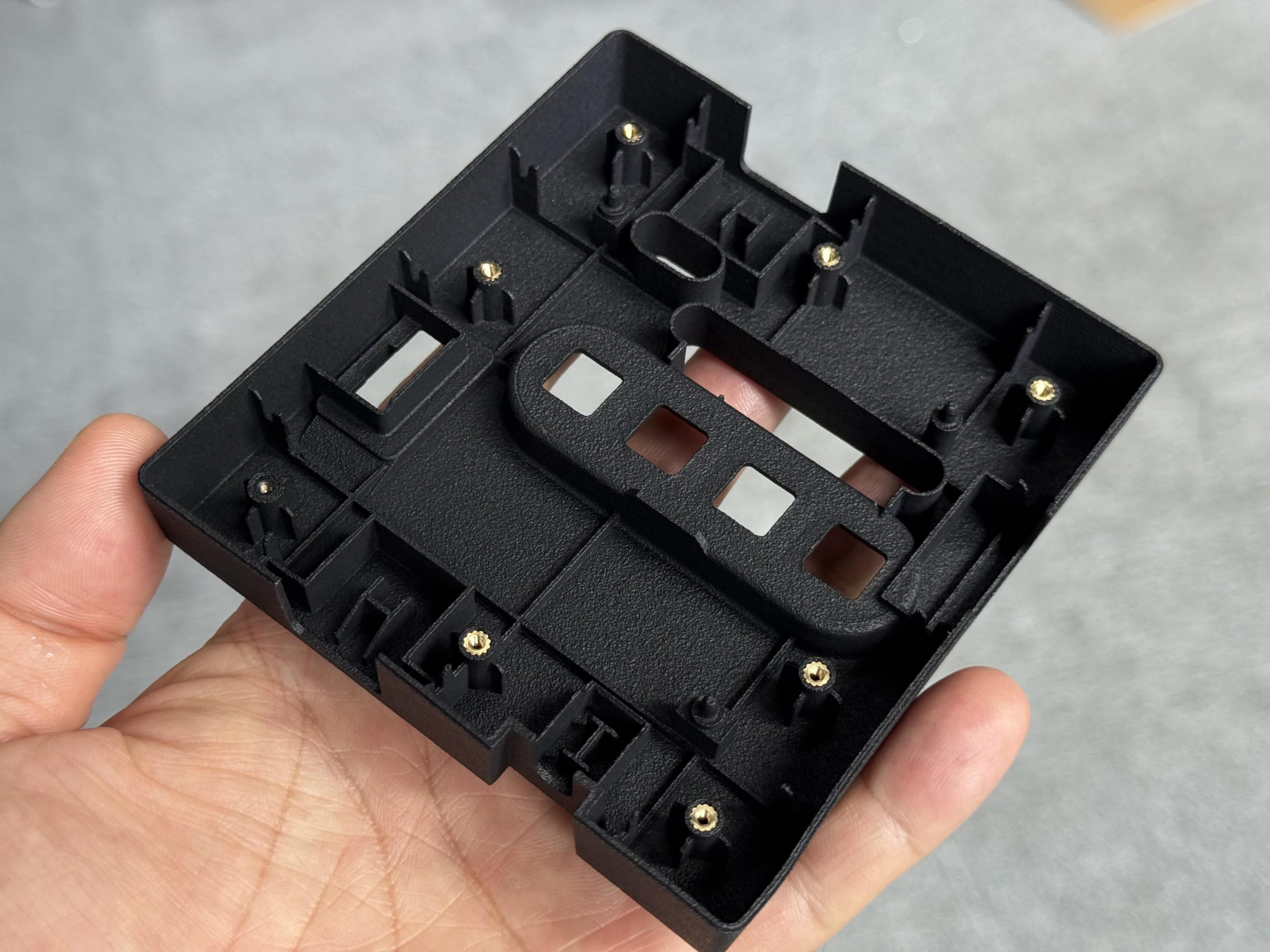 ナイロン３Dプリント薄肉造形試作品＋黒染め＋インサットナット
